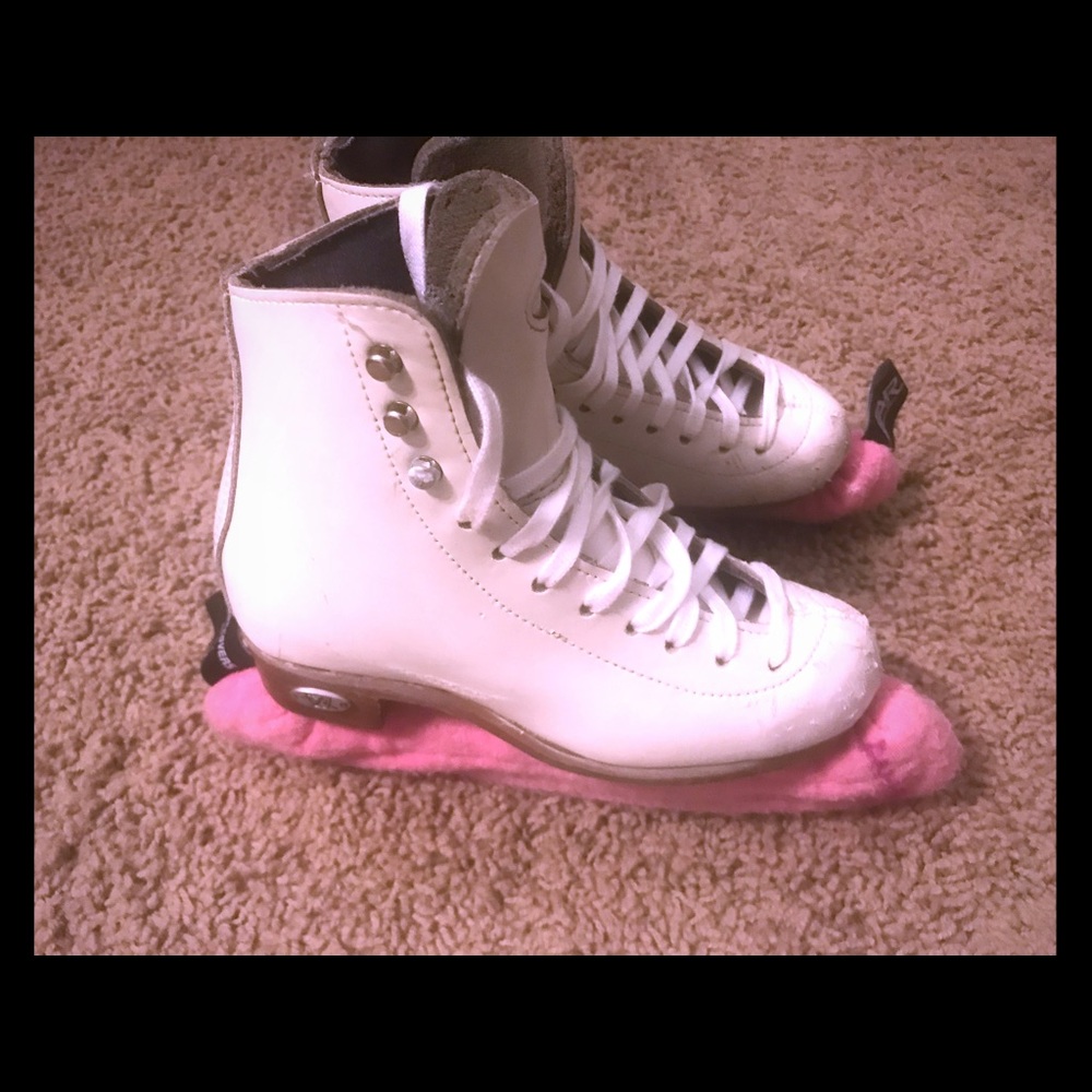 Size 12 youth Riedell 33 figure skates. EUC.